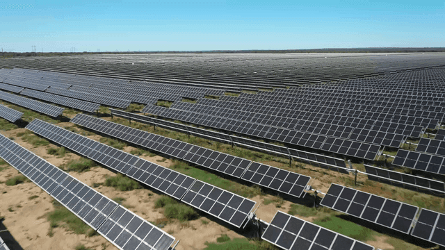 맑은 하늘 아래 펼쳐진 태양광 패널
