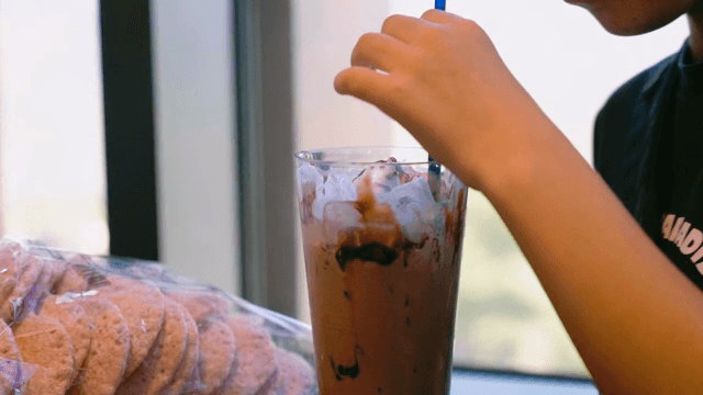 초콜릿 라떼를 즐기는 사람