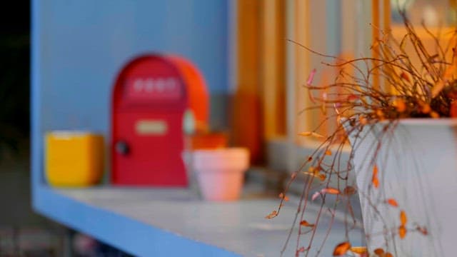 식물과 우체통이 있는 창문