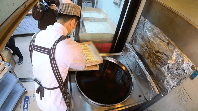 제빵사 뜨거운 기름에 반죽을 튀기는 모습