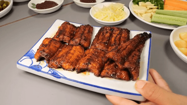 테이블 위의 장어구이와 반찬