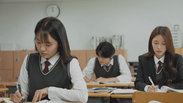 수업을 집중해서 듣는 학생들