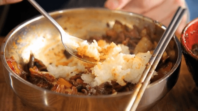 짜장 소스에 밥을 비비는 모습 