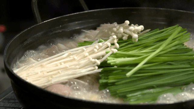 끓는 돼지뼈 국물에 팽이버섯 추가