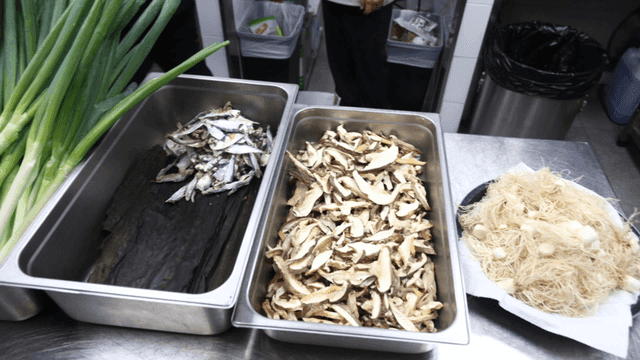 주방 조리대에 준비된 육수 재료들