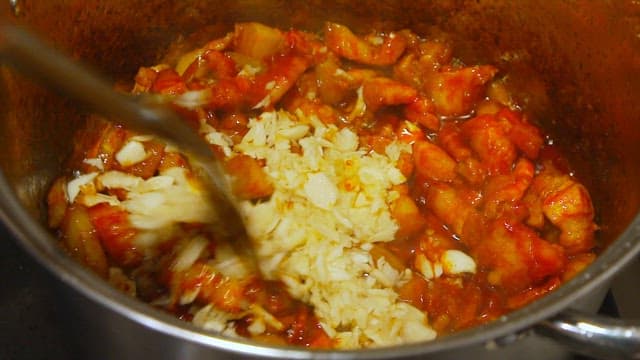 냄비에서 고추장과 돼지고기를 요리하는 모습