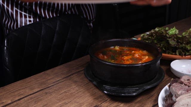 식당 테이블에 서빙되는 윤기 나는 족발