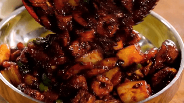 짜장 소스를 면에 붓는 모습