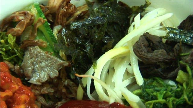 각종 나물과 고기가 있는 비빔밥