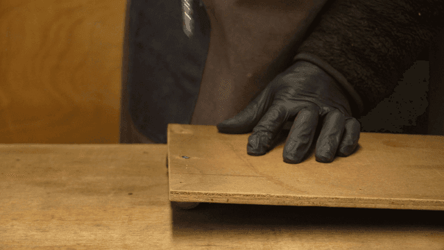 나무 판자에 드릴을 사용하는 사람