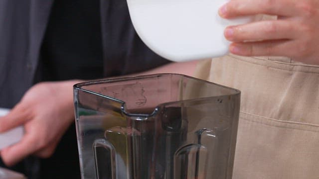 부엌에서 믹서기로 당근 주스를 준비하기