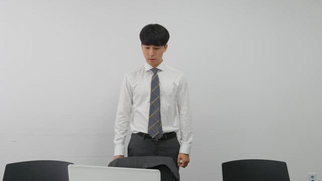 사무실에서 슈트 재킷을 입고 떠나는 남자