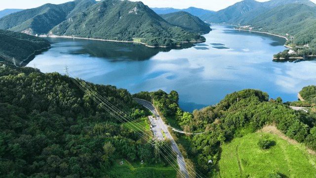 푸른 산으로 둘러싸인 고요한 호수