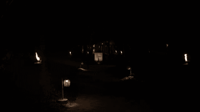 밤에 횃불로 밝혀진 길