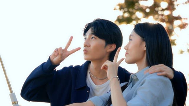 공원에서 셀카를 찍는 커플