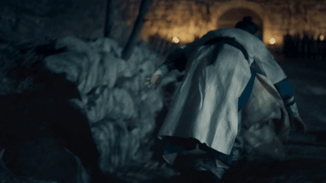 전통 의상을 입은 사람이 밤에 달리는 모습