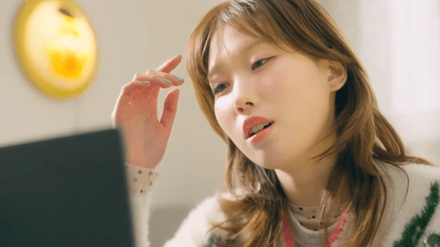 불만족스러운 표정으로 노트북 작업을 하는 여성