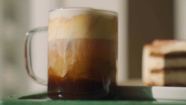 테이블 위 음료수와 디저트의 클로즈업