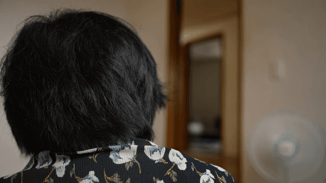 방안에 쓸쓸히 앉아있는 여성의 뒷모습