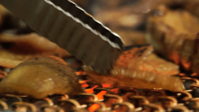 바비큐 그릴 위의 갈비