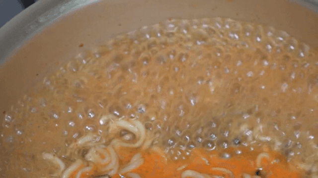 냄비에서 끓고 있는 라면