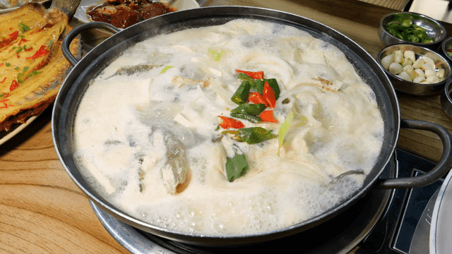 Boiling rockfish fermented fish soup with vegetables