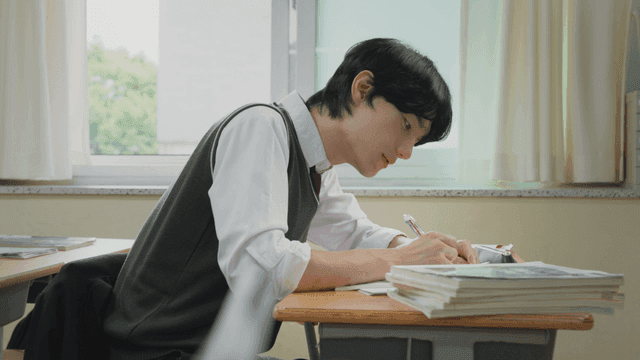 교실에서 공부하는 학생