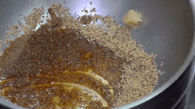 그릇에서 섞이는 들기름 간장 양념