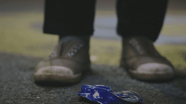 길거리에서 찌그러진 캔을 줍는 사람