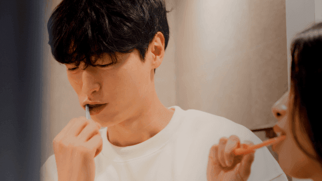 서로 바라보며 양치질하는 커플