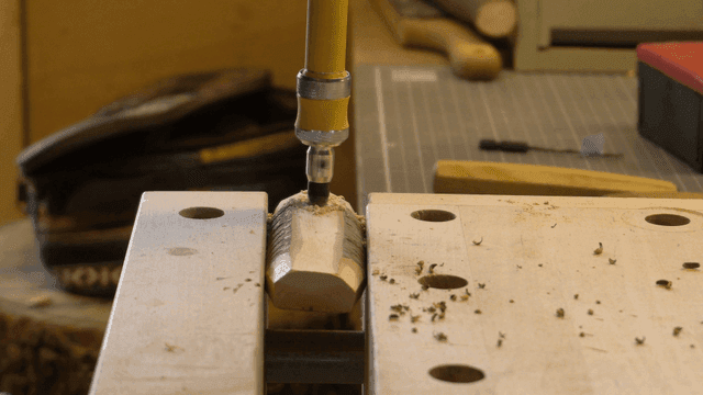 드릴을 사용한 목공 작업