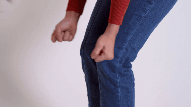 무릎을 마사지하는 사람