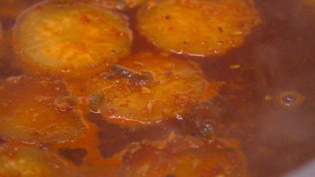 냄비에서 끓고 있는 생선무조림