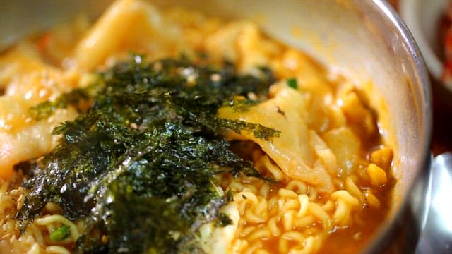김이 뿌려진 수제비 라면