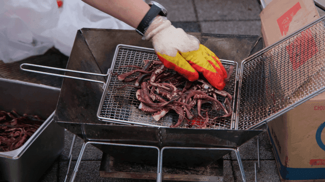 거리에서 오징어 다리 굽는 사람