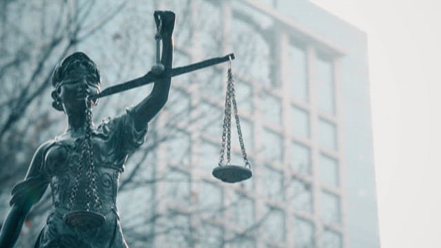 도시 환경에서의 정의의 여신상