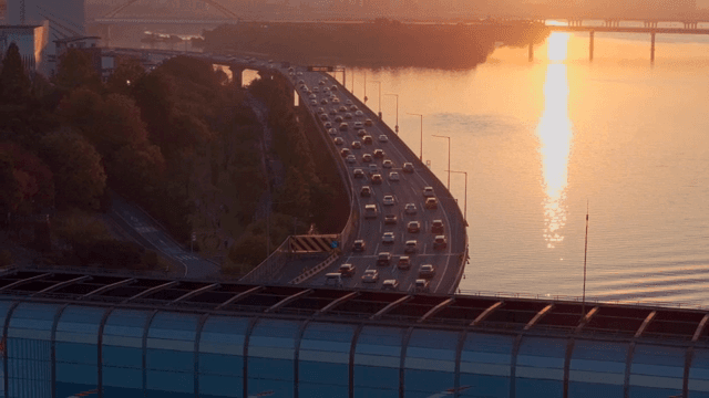 해질녘 다리 위의 붐비는 차량