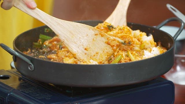 김이 모락모락 나는 콩나물 불고기와 밥을 볶는 모습