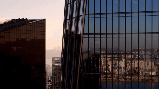 유리 건물에 반사된 도시 스카이라인