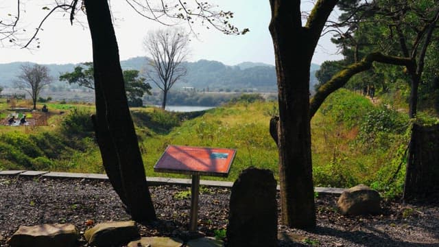 멀리 산이 보이는 풍경에서 일하는 사람들과 자전거를 타는 사람들