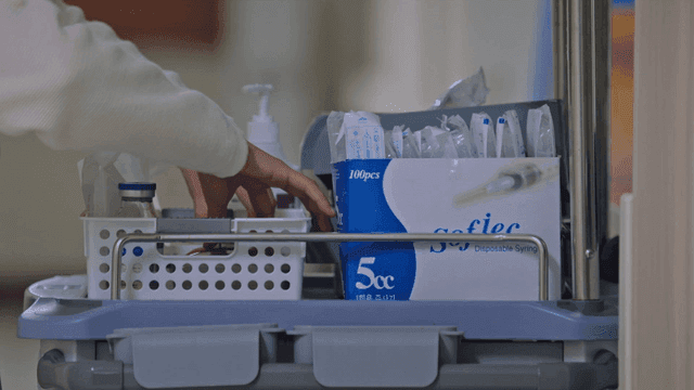 병원 의료 용품을 정리하는 간호사 손