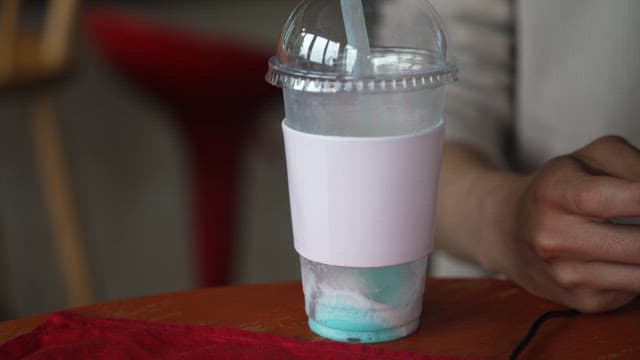 테이블 위에 먹다 남은 음료가 담긴 플라스틱컵