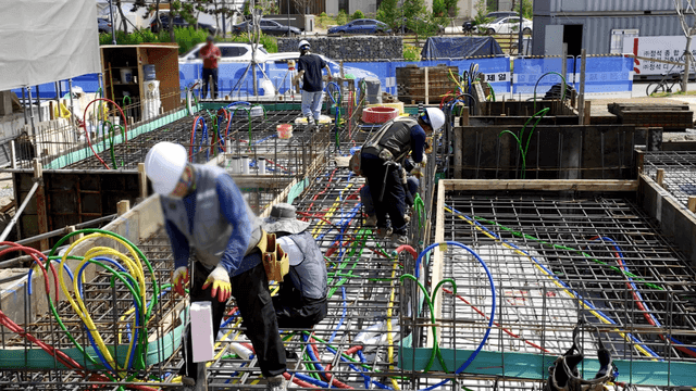 건설 현장에서 일하는 작업자들
