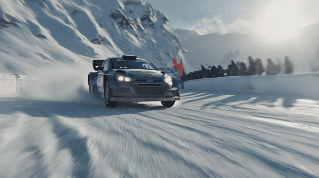 응원하는 사람들이 있는 눈 덮인 트랙을 달리는 자동차