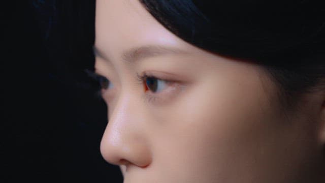 젊은 여성의 옆모습