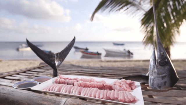해변 테이블 위의 신선한 생선과 회