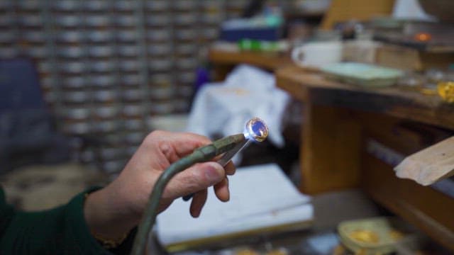 공방에서 보석을 세공하는 장인