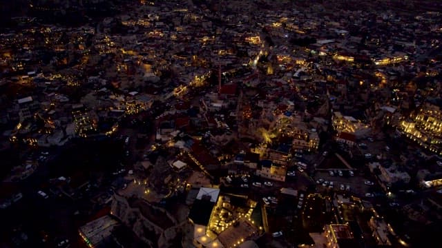 아름다운 빛으로 물든 역사적인 마을의 풍경