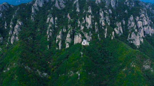 산세가 험준해보이는 바위산