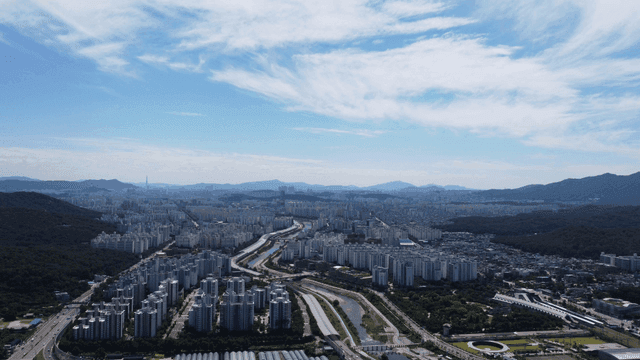 Vast cityscape with mountains in background.